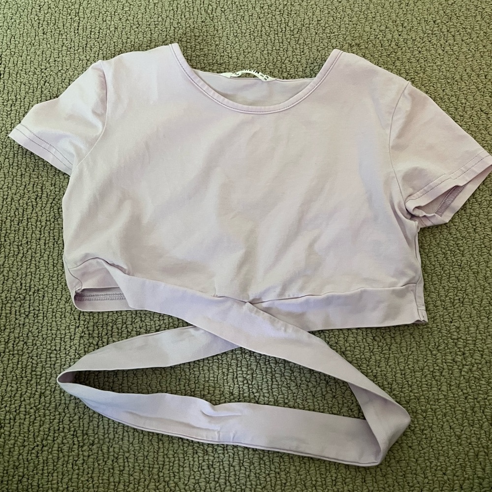 supper cute wrap around top, it's pretty cropped
